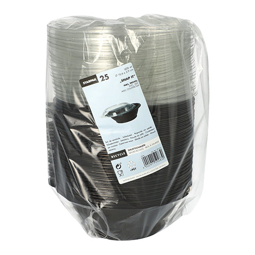 Eine Packung mit 25 schwarzen Starpak „Snap It“ Salatschalen (PET, 600 ml, Ø16,6 cm, 5,9 cm) mit durchsichtigem R-PET-Deckel, in Plastikfolie eingewickelt und mit einem weißen Etikett auf der Vorderseite mit Produktdetails und Barcode versehen.