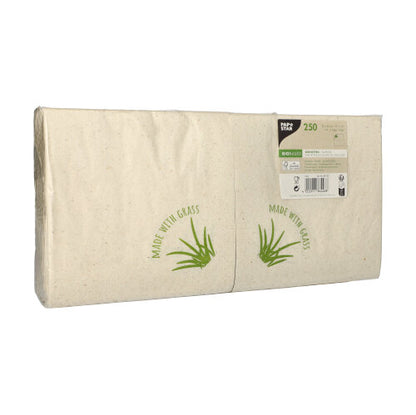 Eine rechteckige Packung mit 250 beigefarbenen 2-lagigen PAPSTAR-Servietten (33 x 33 cm, 1/8-Falz) der PAPSTAR GmbH mit der Aufschrift „Made with Grass“ und grüner Grasgrafik – ideal für stilvolle Tischdekoration.