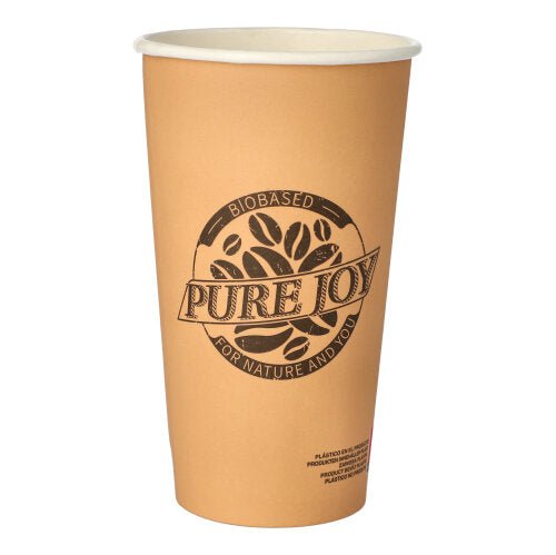 Ein hoher, brauner PAPSTAR 50 Trinkbecher (0,5 l, Pappbecher) der PAPSTAR GmbH hat einen weißen Rand und ein rundes „Pure Joy“-Logo mit der Aufschrift „Biobased for nature and you“ mit Kaffeebohnengrafik.
