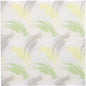 Ein quadratischer Stoff, inspiriert von den 50 Servietten "ROYAL Collection" 1/4-Falz 40x40 cm grün der PAPSTAR GmbH, mit einem abstrakten, sich wiederholenden Muster aus grünen, gelben und beigen Pinselstrichen auf Weiß in einem wellenförmigen, überlappenden Design.