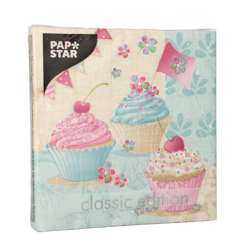 Ein 20er-Pack PAPSTAR Servietten, 33x33 cm, 3-lagig, 1/4-fach gefaltet aus dem Design Set 6 der PAPSTAR GmbH, zeigt Cupcakes, Kirschen, Blumen und Wimpel auf hellblau-beigem Hintergrund.