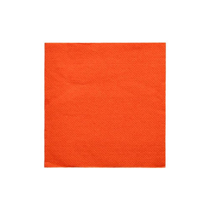 Eine PAPSTAR-Serviette aus der DAILY-Kollektion in Nektarine-Orange (24x24 cm, 1/4-Falz) ist auf weißem Hintergrund abgebildet. Die quadratische Serviette hat eine dezente Struktur und wird in einer 20er-Packung geliefert.