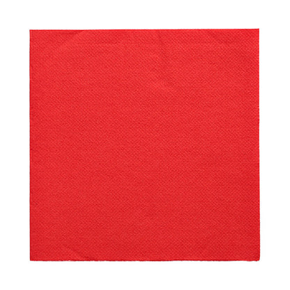On a white background is a red paper napkin (32 x 32 cm) from PAPSTAR GmbH with 50 napkins "DAILY Collection" in 1/4-fold format depicted.