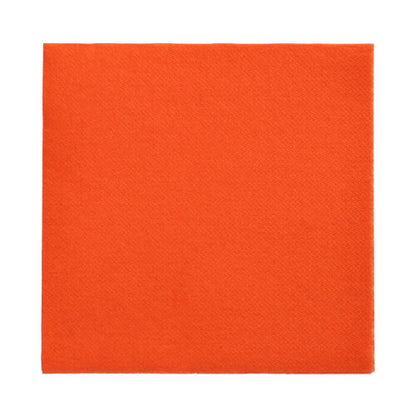 Eine einzelne orange PAPSTAR 150 Servietten "DAILY Collection" 1/4-Falz (32 x 32 cm) der PAPSTAR GmbH liegt flach auf einem weißen Untergrund.
