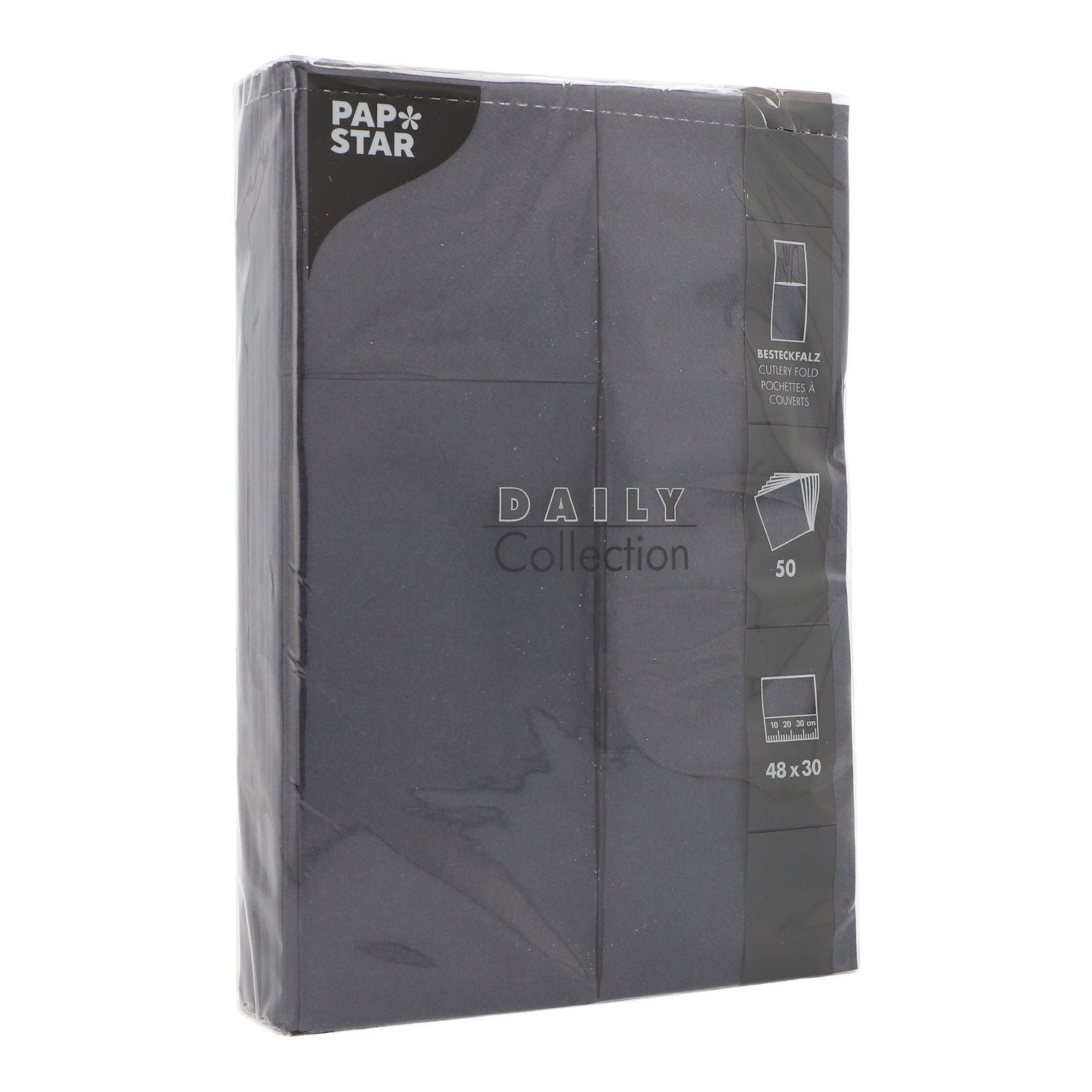 Eine versiegelte Packung mit 50 PAPSTAR Servietten „DAILY Collection“ (48 x 30 cm, Besteckfalz) der PAPSTAR GmbH verfügt über eine schwarze Verpackung mit weißem Text und einer illustrierten Serviette an der Seite.