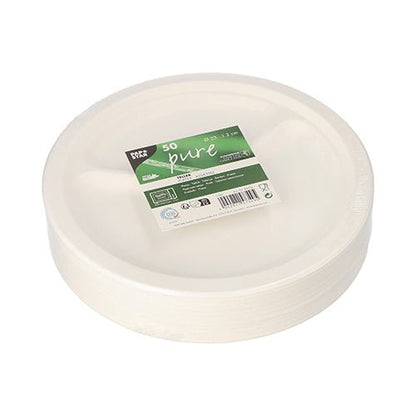 Ein Stapel runder, weißer Einwegteller „pure“ der PAPSTAR GmbH 50 Teller Zuckerrohr mit drei Fächern, in Folie eingewickelt mit grün-weißem „50 Pure“-Etikett und Umweltsymbolen.