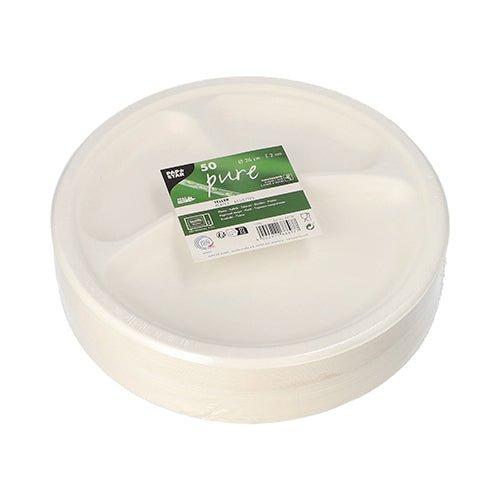 Ein Stapel runder, weißer PAPSTAR „pure“ Zuckerrohrteller mit drei Fächern ist in Kunststoff verpackt. Das grün-weiße Etikett kennzeichnet die langlebigen Einwegteller der PAPSTAR GmbH in einer Packung zu 50 Stück.