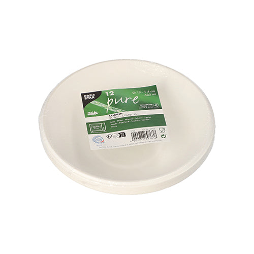 Ein Stapel aus zwölf PAPSTAR 12 Schalen, Zuckerrohr „pure“ von der PAPSTAR GmbH, weiße, runde, umweltfreundliche Einwegteller, in Plastik eingewickelt mit einem grün-weißen Etikett mit Produktdetails sowie Symbolen für Recycling und Kompostierbarkeit (biologisch abbaubar).