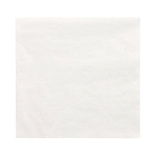 Eine PAPSTAR Servietten 1-lagig, 33x33 cm, weiß, 1/4-Falz Serviette aus einer 500 Stück Packung der PAPSTAR GmbH liegt flach auf weißem Untergrund, unbenutzt und ungefaltet, ohne sichtbare Muster oder Designs.