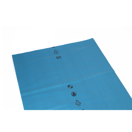 Die DEISS 90036 (850x1250x0,06 mm, blau) von EMIL DEISS KG ist eine große blaue Kunststofffolie mit Recycling-Symbolen und der Zahl 65 in schwarz, ideal für professionelle Abfallsäcke. Abgebildet auf einfarbig weißem Hintergrund. Karton enthält 200 Stück.