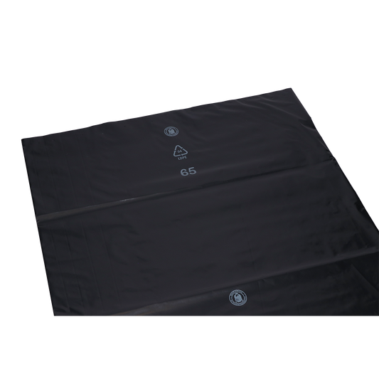 Ein großer, flacher DEISS 95007 schwarzer Müllsackbogen der EMIL DEISS KG (570+400x1150x0,1 mm) zeigt Recycling- und Kunststoff-ID-Symbole mit der Zahl 65 in weiß - ideal für die Abfallentsorgung auf einem schlichten weißen Hintergrund. Der Karton enthält 120 Säcke.