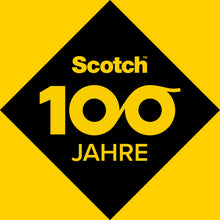 Eine schwarze Raute auf Gelb mit "Scotch 100 JAHRE" in Gelb, die Nullen als Klebebandrollen, kennzeichnen das Scotch® Fugenband, 47035048 (48 mm x 50 m, weiß) der 3M Deutschland GmbH, ideal für Dichtungsfugen und Renovierungsarbeiten.