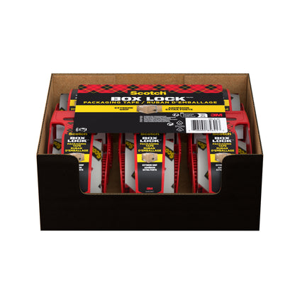 Ein brauner Displaykarton enthält sechs Packungen Scotch® Box Lock™ Verpackungsklebeband 48 mm x 20,3 m von 3M Deutschland GmbH, jeweils mit rotem Spender und gelb-schwarzem Etikett, vertikal angeordnet und mit sichtbarem Branding.