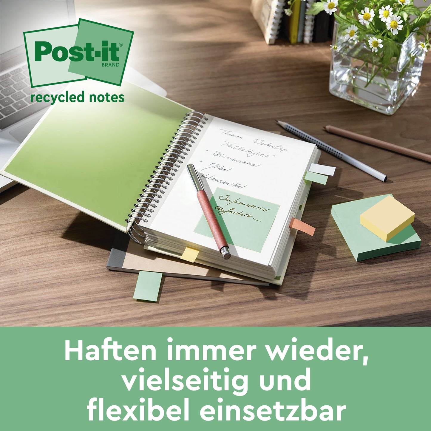 Ein Schreibtisch mit einem aufgeschlagenen Notizbuch, 3M Post-it® Super Sticky 100% Recycling Notes (76x76 mm), einem Stift, einem Smartphone und einer Glasvase. Text: "Immer wieder haften, vielseitig und flexibel einsetzbar." 70 Blatt/Block, PEFC zertifiziert.