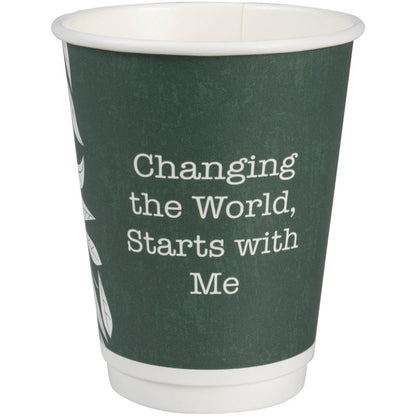 Der Abena Re-Seller GmbH Kaffeebecher Doppelwand Bio "Green Leaves" ist ein grüner, umweltfreundlicher Becher mit weißem Text "Changing the World, Starts with Me" und einem partiellen weißen Blattdesign auf der linken Seite.