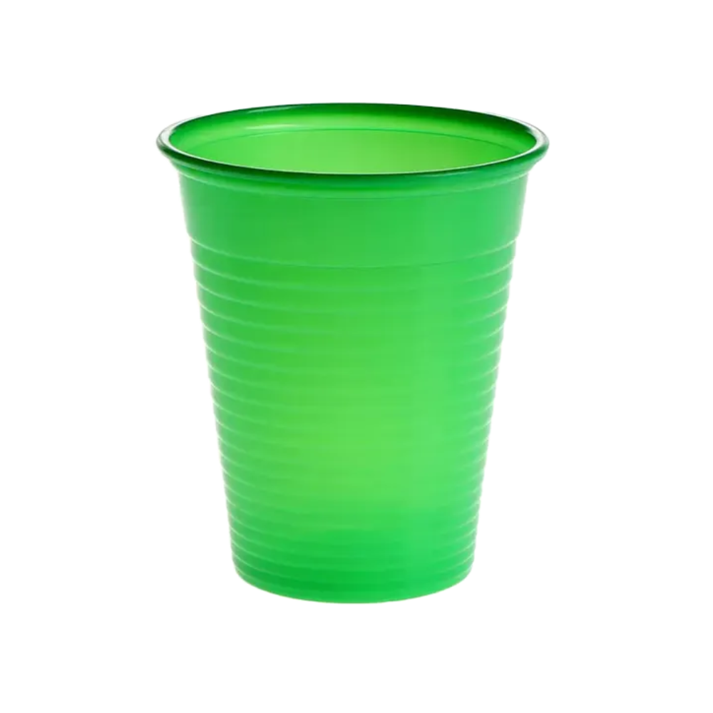 On a white background, the AMPri Dental PP mouth rinse cup in green is depicted. This polypropylene plastic cup with a ribbed texture is part of the product range of AMPri Handelsgesellschaft mbH.