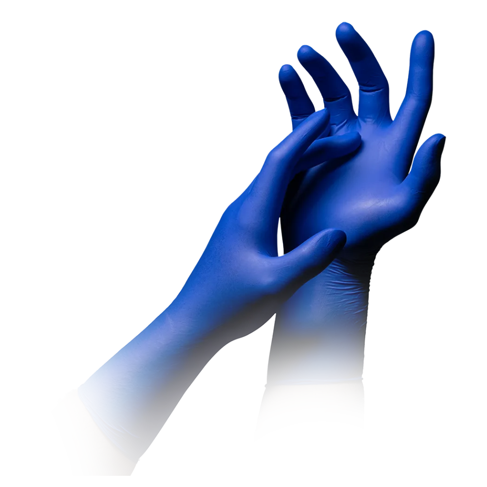 Ein Paar Hände trägt AMPri MED-COMFORT Nitrilhandschuhe Epiderm Protect Blue 300 aus einer Schachtel mit 100 Stück. Die Person ist dabei, die Handschuhe anzuziehen, wobei die linke Hand den Handschuh über die rechte Hand zieht. Diese Untersuchungshandschuhe der AMPri Handelsgesellschaft mbH sind ideal für den Einsatz in der Lebensmittelindustrie. Der Hintergrund ist weiß.