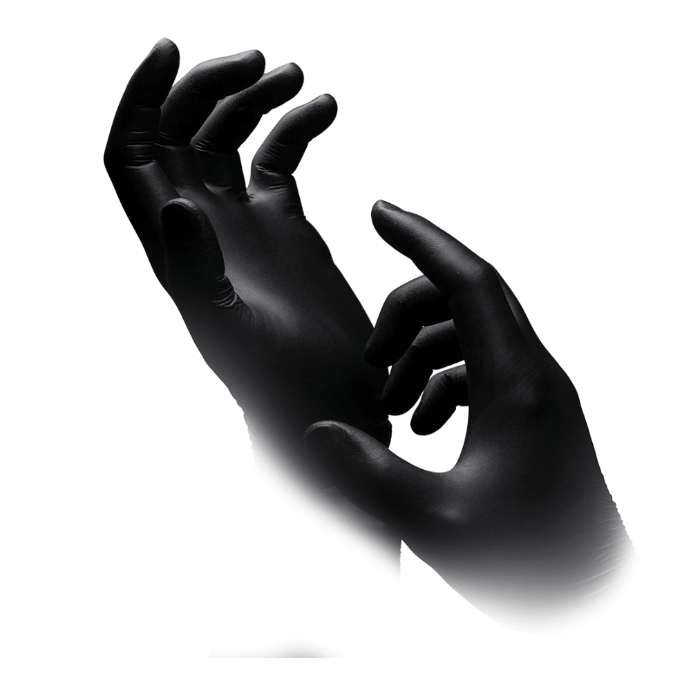 Zwei Hände mit AMPri Nature Gloves BLACK Nitrilhandschuhen der AMPri Handelsgesellschaft mbH, bekannt für hohe Beständigkeit sowie chemischen und biologischen Schutz, sind vor einem weißen Hintergrund positioniert. Die Finger der Hände sind leicht gebeugt, was eine dramatische Pose erzeugt.
