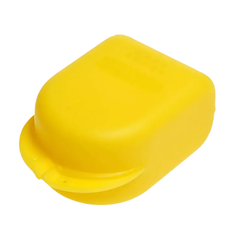 Die AMPri PP Dental Zahnspangenbox für Kinder, erhältlich in verschiedenen Farben und mit den Maßen 90 x 60 x 45 cm, ist eine schlichte und funktionale Aufbewahrungsbox aus leuchtend gelbem Kunststoff aus Polypropylen. Sie verfügt über einen abgerundeten Deckel mit einem kleinen Verschluss an der Vorderseite, ideal für die sichere Aufbewahrung kleiner Gegenstände.