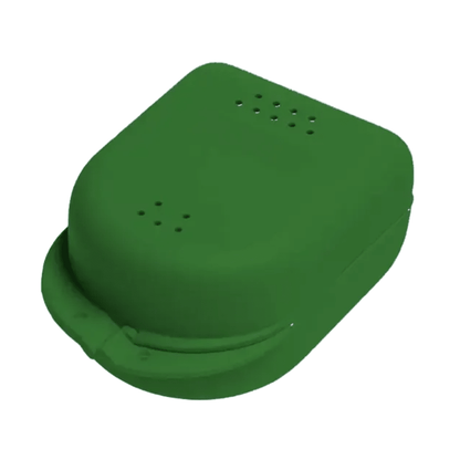 Eine grüne, rechteckige AMPri PP Dental Zahnspangenbox für Kinder, 90 x 60 x 45 cm groß, mit abgerundeten Kanten und Belüftungslöchern an der Oberseite. Sie hat ein Clamshell-Design mit sicherem Verschluss und einem kleinen Griff an der Vorderseite.