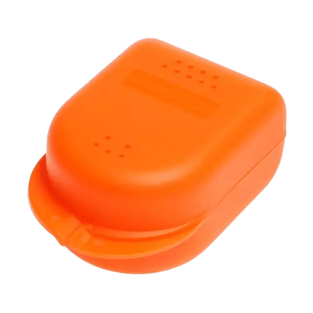 Die AMPri PP Dental Zahnspangenbox für Kinder misst 90 x 60 x 45 cm und ist in verschiedenen Farben erhältlich. Es handelt sich um eine leuchtend orangefarbene rechteckige Polypropylenbox mit Klappdeckel und kleinen Belüftungslöchern an der Oberseite. Sie ist für die sichere Aufbewahrung von Gegenständen konzipiert und dient gleichzeitig als attraktive Aufbewahrungsbox für elektronische Geräte.