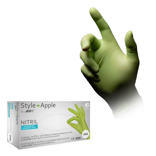 Das Bild zeigt eine Hand mit einem grünen Handschuh, die mit ihren Fingern vor einem weißen Hintergrund ein „L“ bildet. Unter der Hand befindet sich eine Schachtel mit der Aufschrift „Style Apple von AMPri Handelsgesellschaft mbH“, die MED-COMFORTs Einweg-Untersuchungshandschuhe aus Nitril Apfelgrün enthält, die sowohl latexfrei als auch puderfrei sind. Auf der Schachtel ist ein grüner Handschuh abgebildet.
