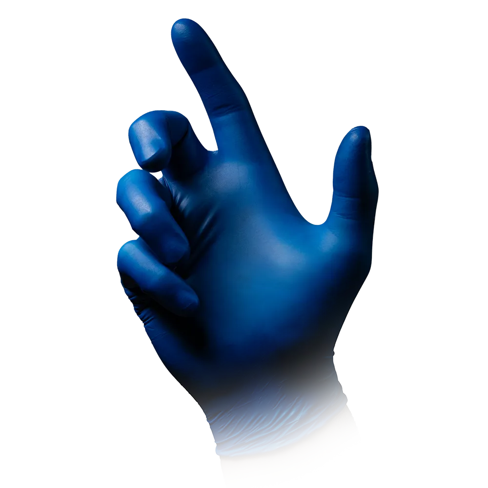 Eine rechte Hand mit dunkelblauen AMPri STYLE BLUEBERRY Nitrilhandschuhen puderfrei von MED-COMFORT der AMPri Handelsgesellschaft mbH wird vor einen weißen Hintergrund gehalten. Daumen, Zeige- und Mittelfinger sind leicht gekrümmt, während Ring- und kleiner Finger entspannter sind. Der Handgelenkbereich des Handschuhs zeigt einen leichten Farbverlauf, der in Weiß übergeht.