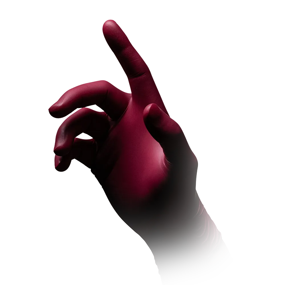 Eine Nahaufnahme einer Hand mit nach oben zeigenden Fingern. Die Hand ist mit einem AMPri STYLE GRAPE Nitrilhandschuh puderfrei von MED-COMFORT in Bordeaux überzogen, der zum Handgelenk hin allmählich ins Weiß übergeht. Der Hintergrund ist komplett weiß.
