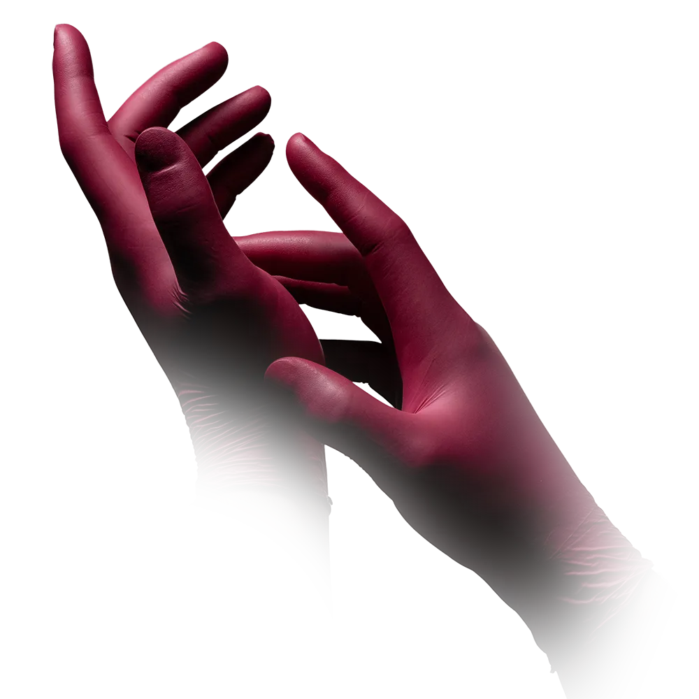 Nahaufnahme von zwei Händen, die AMPri STYLE GRAPE Nitrilhandschuhe puderfrei von MED-COMFORT in Bordeaux tragen, wobei eine Hand sanft das Handgelenk der anderen umfasst. Der Hintergrund ist weiß und verblasst allmählich um die Handgelenke herum.