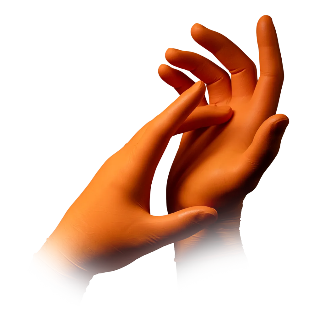 Zwei Hände tragen AMPri STYLE ORANGE Nitrilhandschuhe puderfrei von MED-COMFORT, orange Handschuhe. Die linke Hand zieht an der Stulpe des Handschuhs der rechten Hand, wodurch ein gedehntes Aussehen entsteht. Der Hintergrund ist schlicht weiß.