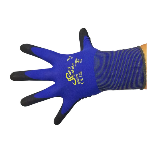 Ein einzelner blau-schwarzer Arbeitshandschuh im AMPri SolidSafety Tough Fine Touch-Design der AMPri Handelsgesellschaft mbH wird mit Markierungen wie SolidSafety und Sicherheitszertifizierungen gezeigt. Der Handschuh ist offen, die Finger sind gespreizt, was seinen strukturierten Griff und die nahtlose Konstruktion hervorhebt, die ideal für ultraleichte Montagehandschuhe ist.