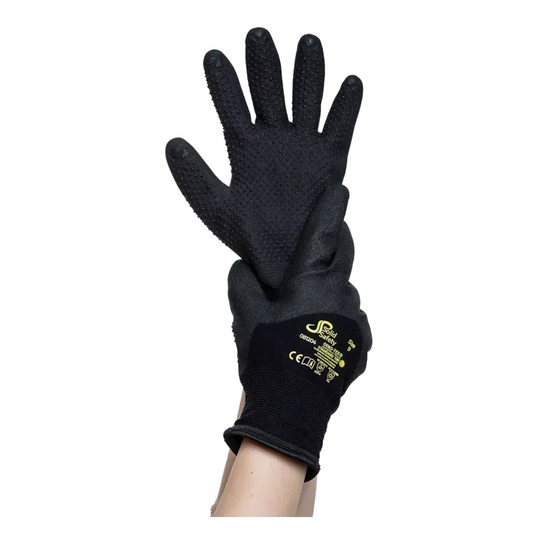 Ein Paar schwarze AMPri SolidSafety Tough Winter Dots Kältebeständige Schutzhandschuhe mit strukturierten Handflächen wird von einer Hand hochgehalten. Diese Handschuhe, die Feinmotorik verbessern sollen, tragen auf der Rückseite das gelbe Markenzeichen und die Sicherheitszertifizierungszeichen der AMPri Handelsgesellschaft mbH.