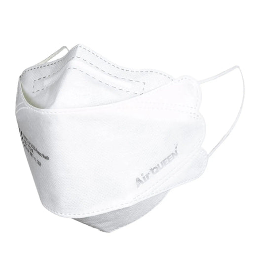 Eine weiße, seitlich abgewinkelte Air Queen KN95-Gesichtsmaske mit dem grau aufgedruckten Markennamen „Air Queen“. Die Maske verfügt über Ohrschlaufen, strukturierte Nähte und ist mit einem Nano versehen.