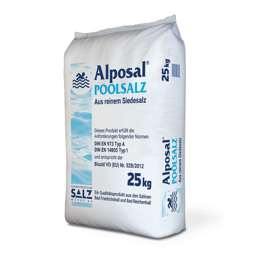 Ausgestellt ist ein 25 kg Sack Alposal Poolsalz reinstes Siedesalz der Marke Südwestdeutsche Salzwerke. Das überwiegend weiße Design der Verpackung mit blauem Text betont die 99,9%ige Reinheit des Salzes, wodurch es sich ideal für Salzelektrolyseanlagen eignet, während die Einhaltung mehrerer DIN-Normen optimale Schwimmbadwasserqualität gewährleistet.