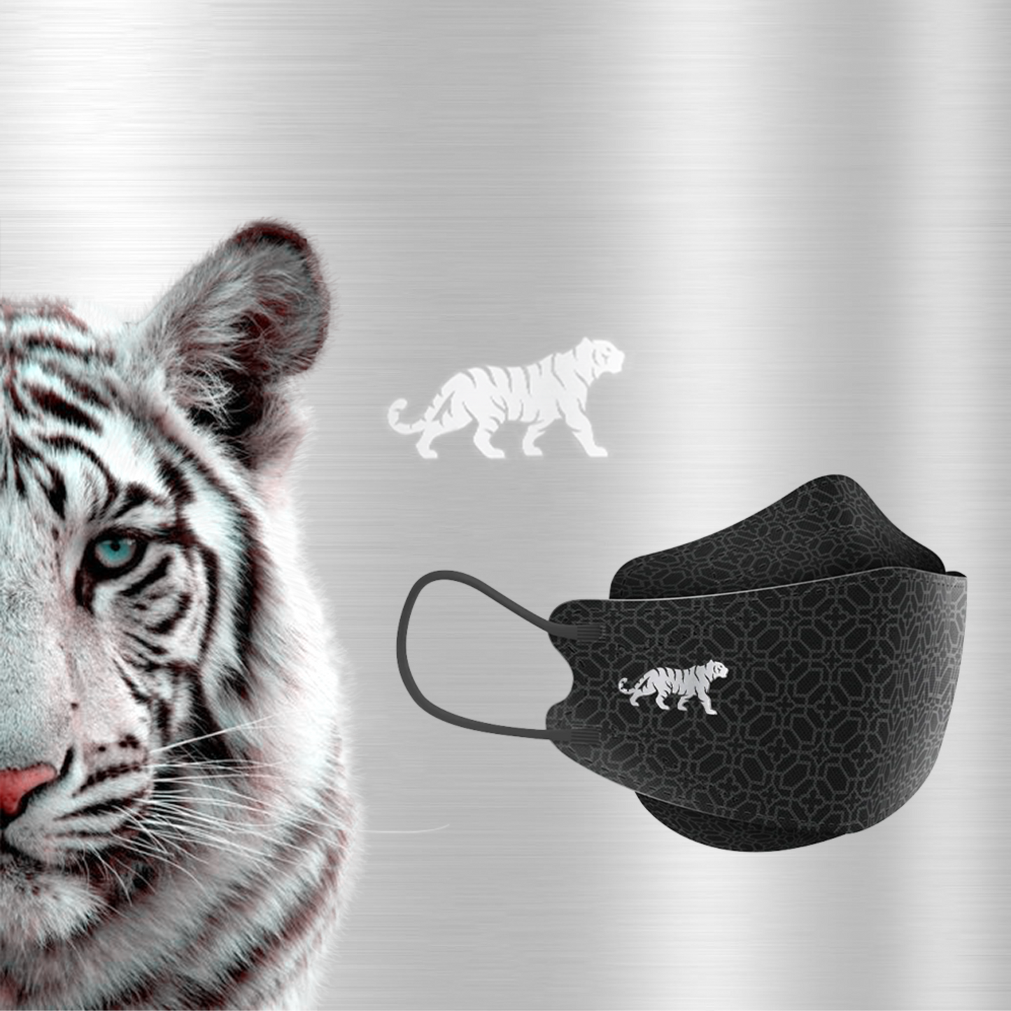 Das Bild zeigt eine Nahaufnahme eines weißen Tigers mit markanten Streifen. Neben dem Tiger befindet sich eine Altruan Designer-Gesichtsmaske, die dem FFP2-Standard entspricht und ein passendes Tigerdesign aufweist. Der Hintergrund ist ein dezent strukturiertes metallisches Silber.