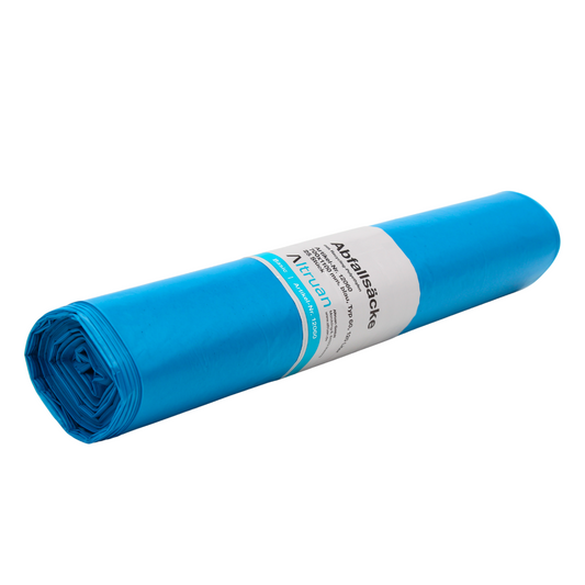 Eine Rolle Altruan Müllsack 120 Liter Typ 60, 12060 Basic, blaue Müllsäcke isoliert auf weißem Hintergrund. Das Etikett auf der Rolle weist darauf hin, dass das Produkt für den professionellen Einsatz bestimmt ist und aus Recycling-LDPE besteht.