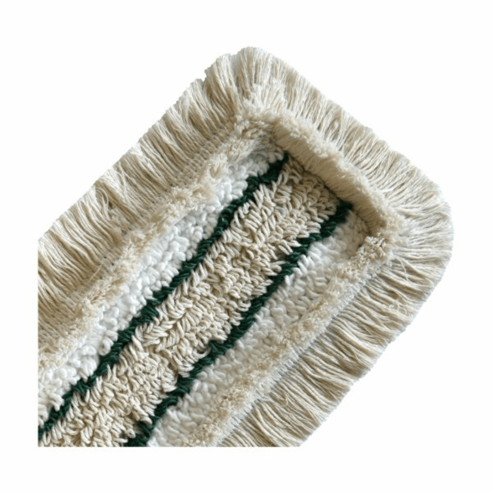Eine Nahaufnahme des Arcora Hospital Quattro Mopp von Arcora International GmbH - ein cremefarbener, rechteckiger Staubmoppkopf mit ausgefransten Rändern und zwei grünen Mittelstreifen, perfekt für die Reinigung von Hartböden.