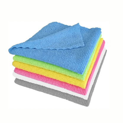 Ein Stapel Arcora Microfasertücher ECO-LINE 2in1 in Blau, Grün, Gelb, Pink, Weiß und Grau der Arcora International GmbH ist ordentlich zur Flächendesinfektion angeordnet. Das strukturierte blaue Tuch liegt oben auf dem Stapel und sorgt für Sauberkeit und Effizienz bei jedem Wisch.