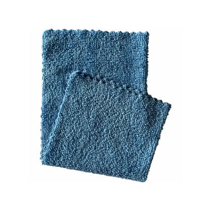 Zwei überlappende blaue Strick-Geschirrtücher mit gewellten Kanten, eines etwas größer als das andere, liegen auf einem weißen Hintergrund und ähneln dem Microfasertuch ECO-LINE 2in1 von Arcora International GmbH.