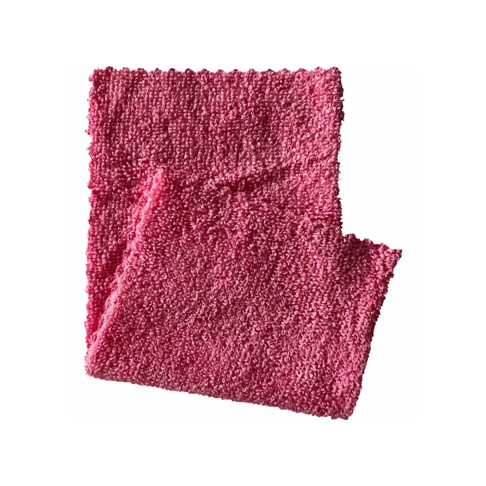 Ein rosa, fusselfreies Arcora Microfasertuch ECO-LINE 2in1 mit strukturierter Oberfläche, abgebildet vor weißem Hintergrund. Das Tuch hat in der Mitte eine leichte Falte, wodurch eine dezente Überlappung entsteht.