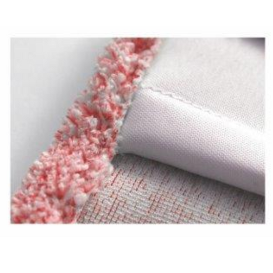Nahaufnahme eines weißen Arcora Moppbezug MICRO RED 2.| Packung (1 Stück) mit Rand und sauberer Naht, der in einen rosa Shaggy-Teppich mit sichtbarer strukturierter Oberfläche darunter übergeht.