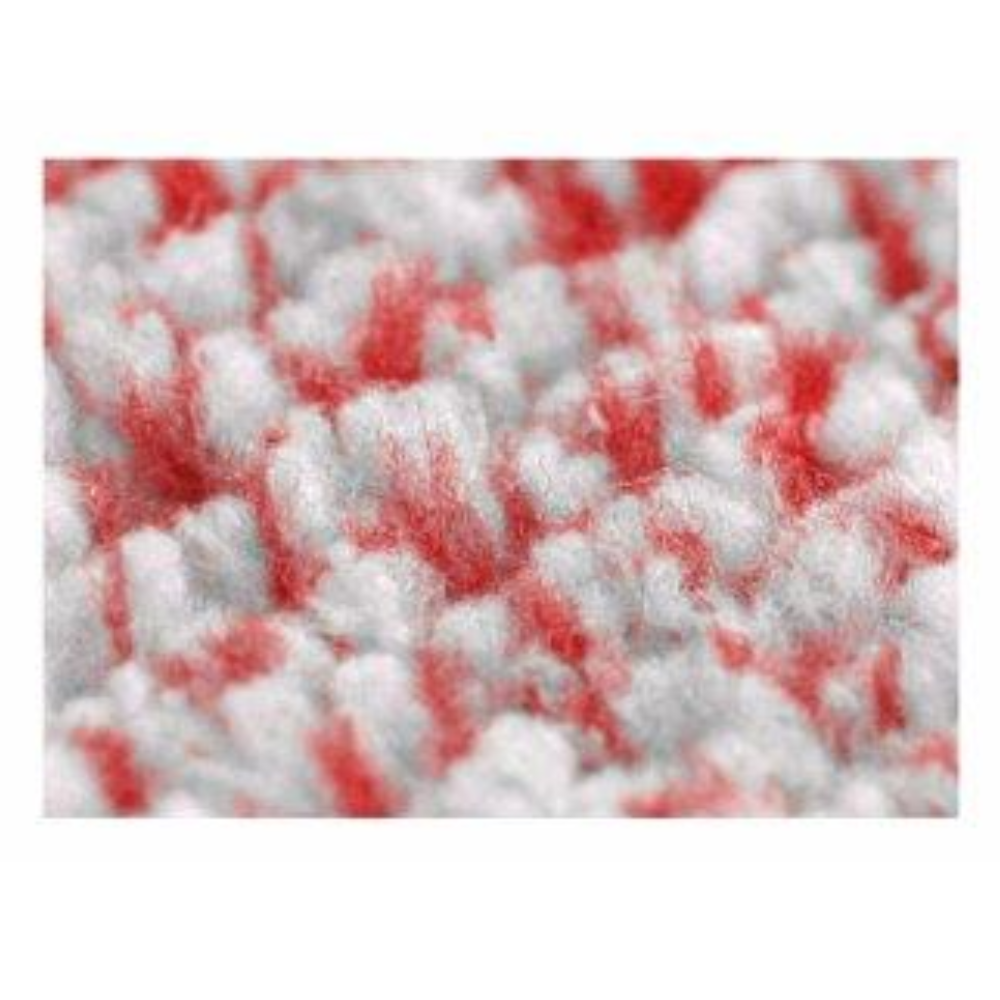 Nahaufnahme eines strukturierten Arcora Moppbezug MICRO RED 2-Stoffes mit einem Muster aus roten und weißen Büscheln, das einen detaillierten und lebendigen visuellen Effekt erzeugt.