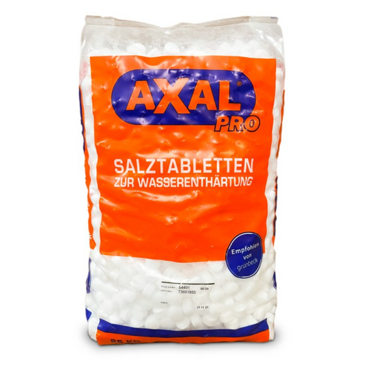 Eine Tüte K+S AXAL PRO TABS Spezialsalztabletten zur Wasserenthärtung mit weißen Tabletten, die durch einen transparenten Bereich sichtbar sind, und einem auffälligen orangefarbenen Etikett mit Text in Weiß und Blau.