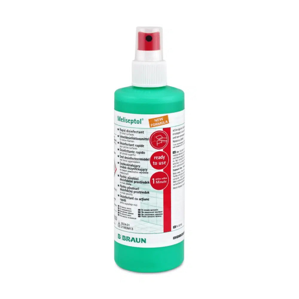 Eine grüne Flasche B. Braun Meliseptol® New Formula Desinfektionsmittelspray mit roter Sprühdüse. Das Etikett enthält Anwendungshinweise und Produktinformationen in mehreren Sprachen.