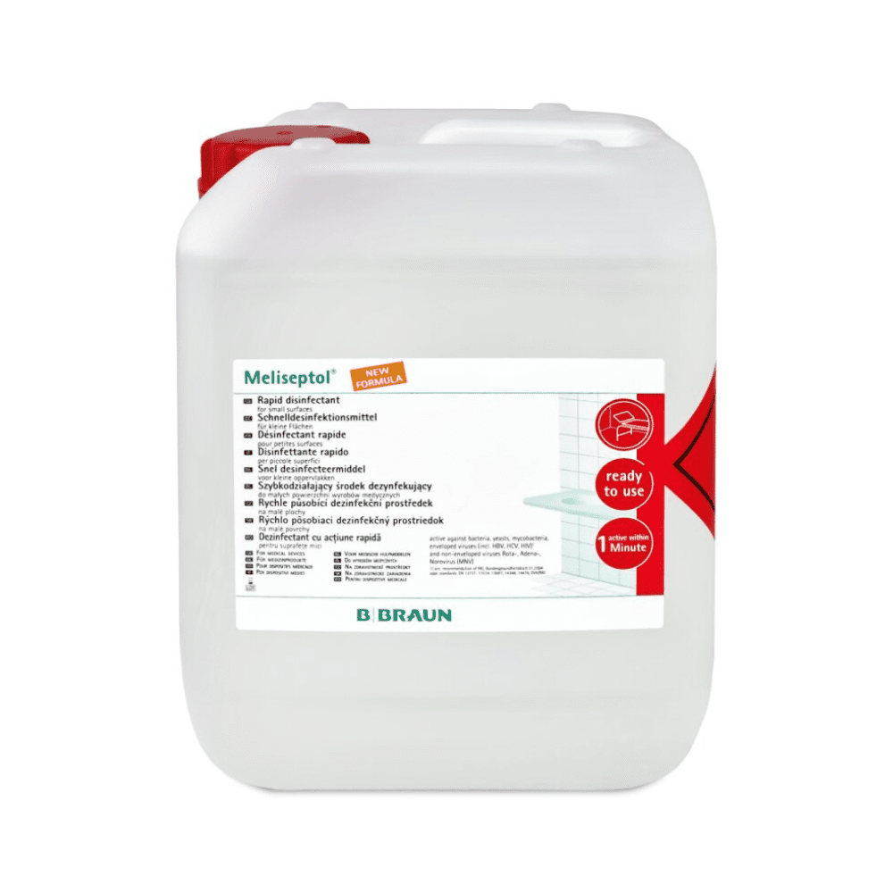 Großer weißer Kunststoffbehälter mit B. Braun Meliseptol® New Formula Desinfektionsmittel. Mit Produktetiketten mit Text und Symbolen, einschließlich einem „In 1 Minute einsatzbereit“-Schild auf der Vorderseite.