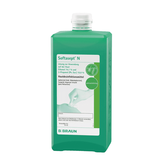 Eine grüne Flasche B. Braun Softasept® N Hautdesinfektionsmittel der B. Braun Melsungen AG, ein Hautdesinfektionsmittel auf Ethanolbasis, mit Produktdetails und Gebrauchsanweisung in deutscher Sprache auf dem Etikett. Die Flasche hat eine weiße