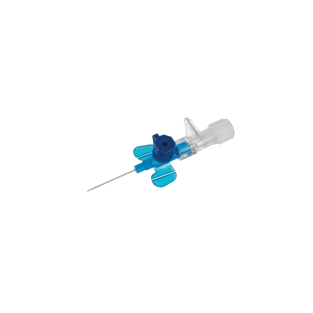 Eine Nahaufnahme einer medizinischen Spritze mit blauer Sicherheitskappe und transparentem Zylinder, mit einer B. Braun Vasofix® Braunüle®, isoliert auf weißem Hintergrund.
