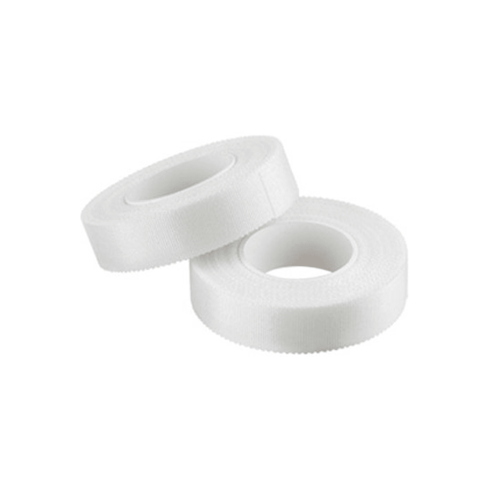 Zwei Rollen B.Braun ASKINA Silk Seidenpflaster mit den Maßen 2,5 cm x 5 m sind auf einem weißen Hintergrund gestapelt. Hergestellt von B. Braun Deutschland GmbH & Co. KG, bieten diese hautfreundlichen Bänder sichere Haftung für den medizinischen oder allgemeinen Gebrauch. Jede Rolle verfügt über einen zentralen Kartonkern, der eine einfache Anwendung und zuverlässige Leistung gewährleistet.