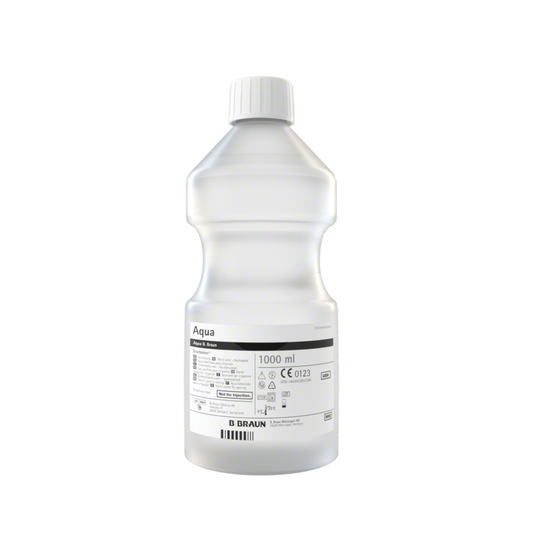 Eine 1000 ml Plastikflasche B. Braun Aqua Ecotainer® Topische Spüllösung mit weißem Verschluss, beschriftet als B. Braun Aqua Ecotainer® einschließlich Gebrauchsanweisung, Strichcode und Herstellerlogos. Die Flasche trägt ein Logo der B. Braun Melsungen AG.