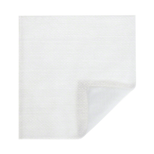 Ein weißes Frotteehandtuch aus B. Braun Askina® Vliesstoffkompressen-Material mit einer gefalteten Ecke, die die Textur des Stoffes vor einem weißen Hintergrund zeigt.